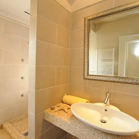 Iris Luxury House *